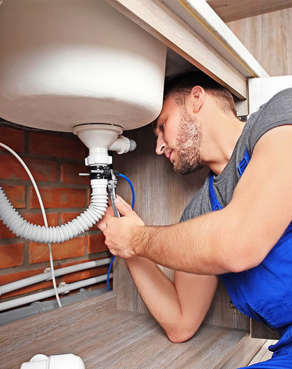 Technicien ARTICOMPAGNONS en intervention plomberie et serrurerie dans le Pas-de-Calais